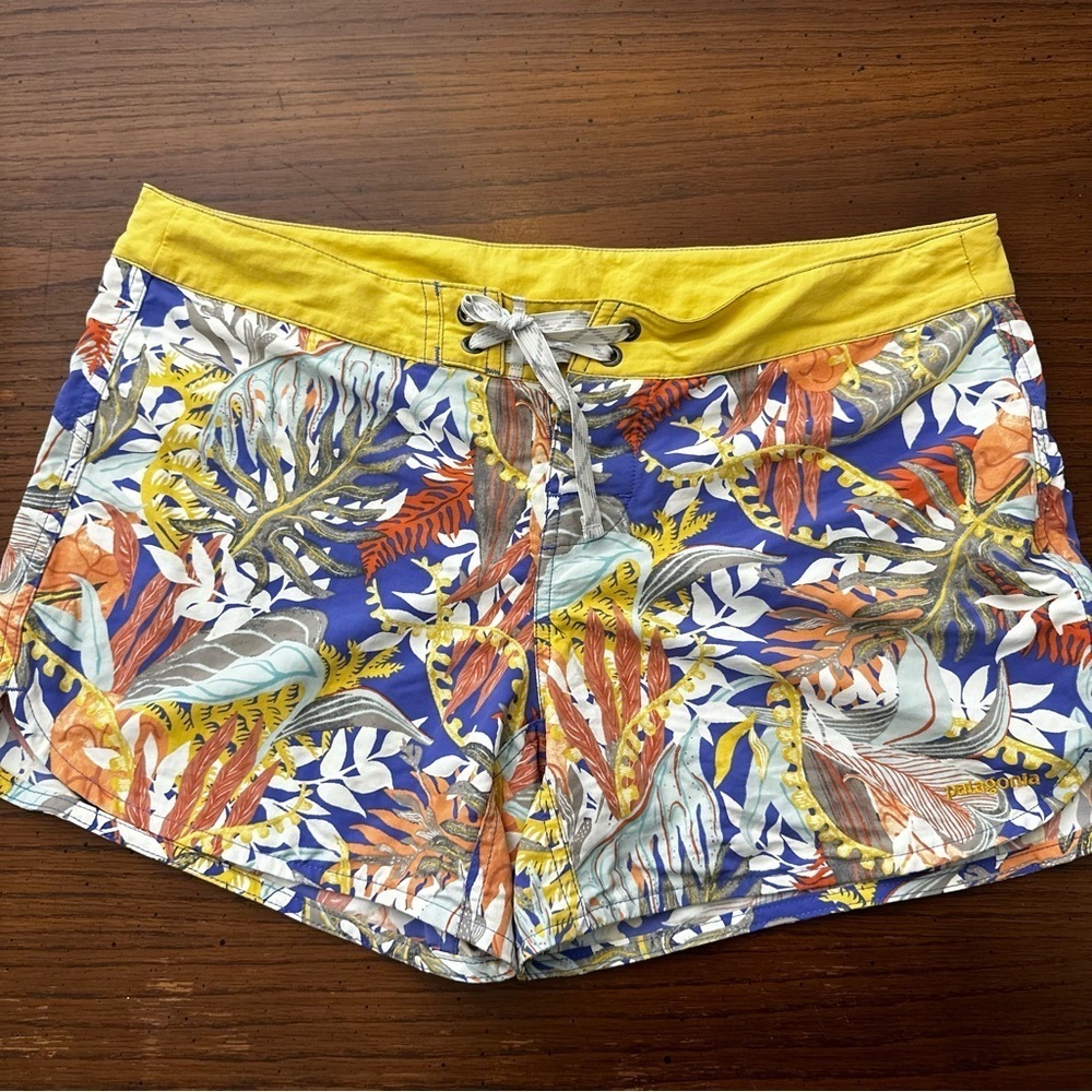 Patagonia women’s Colorful Tropical Print board Shorts 10